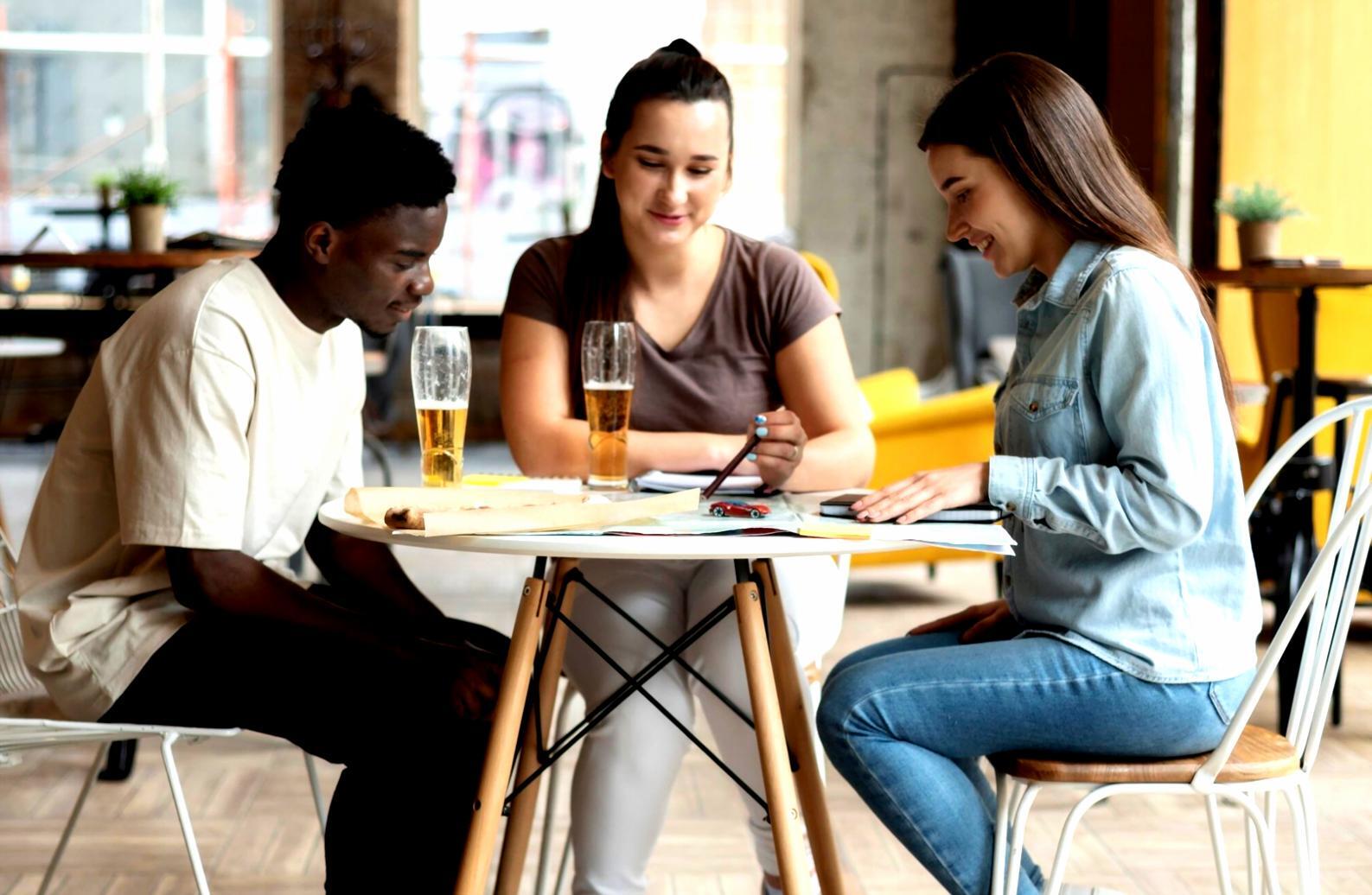 Espace de travail collaboratif où naissent les idées entrepreneuriales