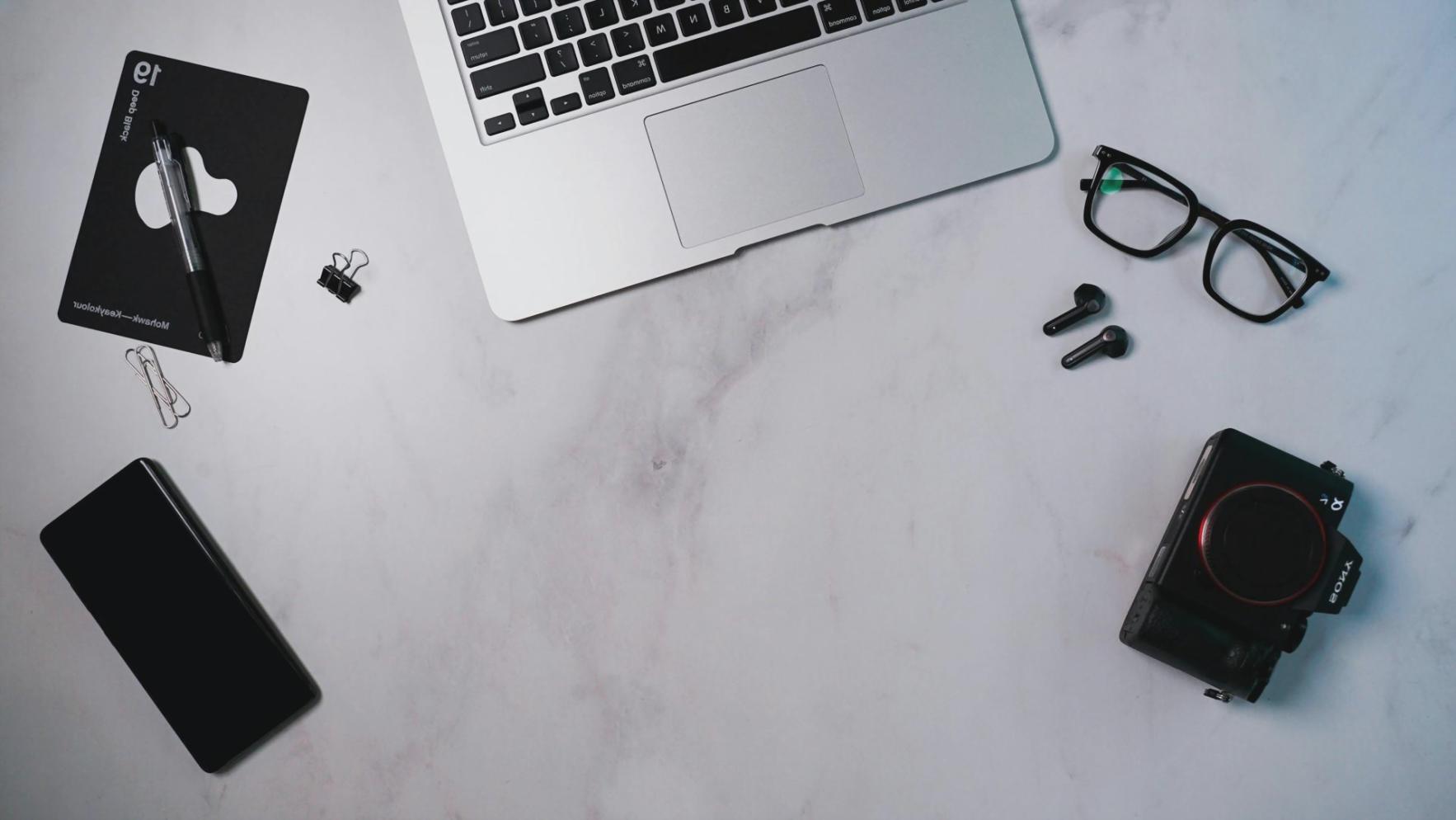 Étudiants travaillant en équipe sur analyse financière